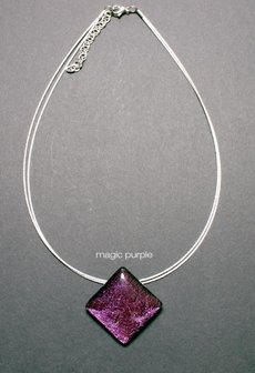 Magic Purple halsketting schuin vierkant.